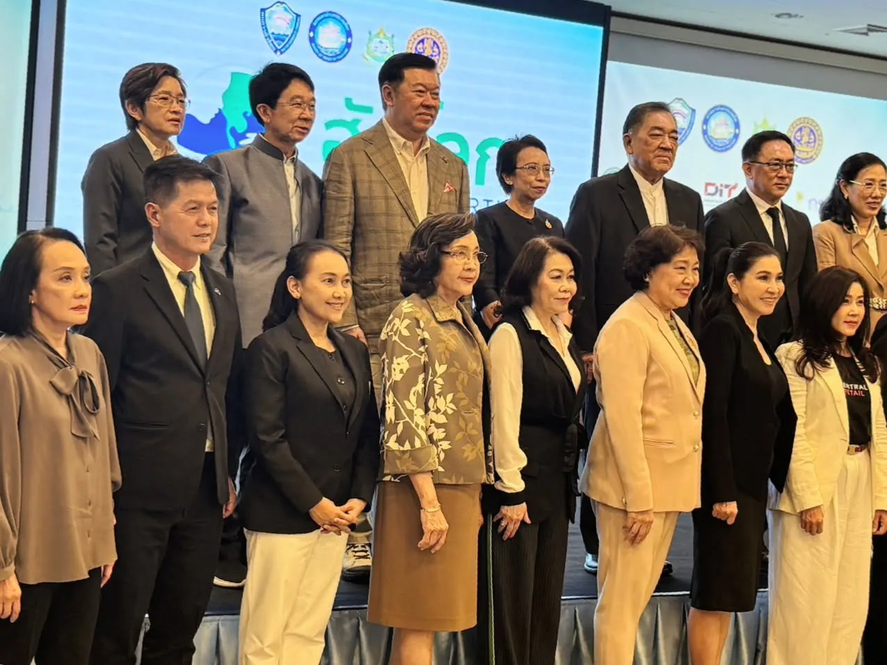 ส.อ.ท. โดยสถาบันน้ำ สิ่งแวดล้อม และ Climate Change เข้าร่วมงานประกาศเจตนารมย์สนับสนุนและดำเนินโครงการ Hug The Earth